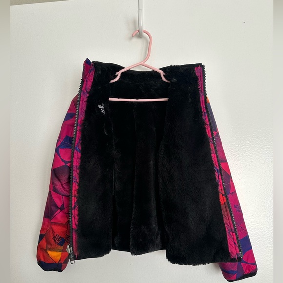 The North Face Kids' Mossbud Reversible Water Repellent FauxFur Jacket in size 6 - Picture 4 of 7